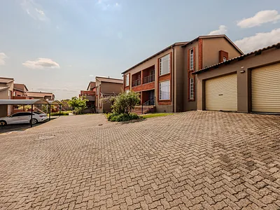 2 Bedroom Apartment For Sale in Roodepoort - XR4Q.webp