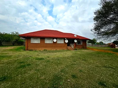 2 Bedroom House For Sale in Witbank - 6mom.webp
