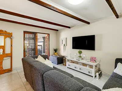 3 Bedroom House For Sale in Gordons Bay - o4ZI.webp
