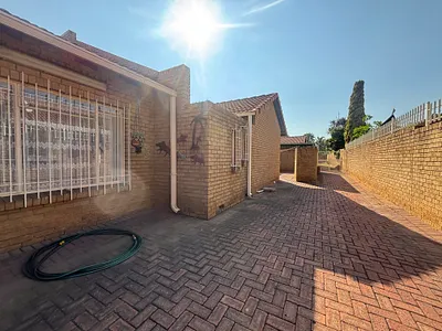 3 Bedroom House For Sale in Witbank - c3eE.webp