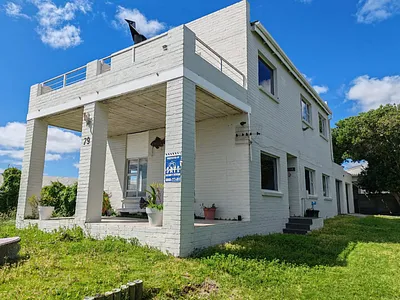 4 Bedroom House For Sale in Gansbaai - FkfF.webp