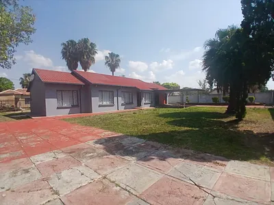 4 Bedroom House For Sale in Akasia - l2Ef.webp
