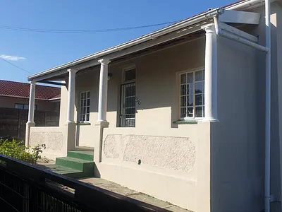 3 Bedroom House To Rent in East London - BiY0.webp