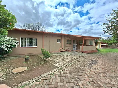 3 Bedroom House To Rent in Newcastle - wRSc.webp