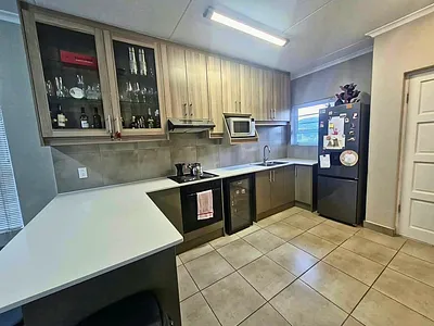 3 Bedroom Townhouse To Rent in Brackenfell - img