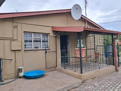 2 Bedroom House For Sale in Rustenburg - H35S.webp