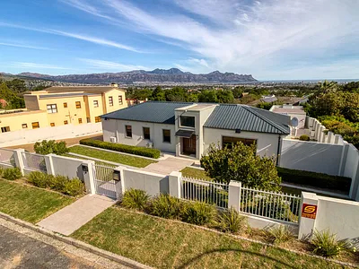 4 Bedroom House For Sale in Somerset West - img