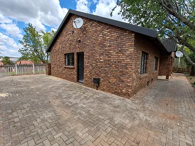 1 Bedroom Townhouse For Sale in Pretoria - ou0b.webp