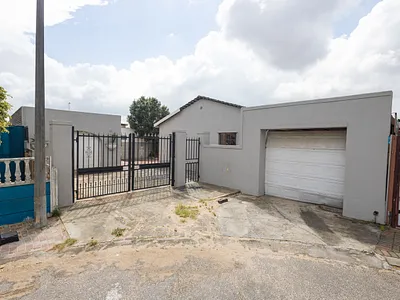 3 Bedroom House For Sale in Cape Town - F1Hh.webp