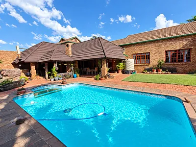 6 Bedroom House For Sale in Akasia - cO2w.webp