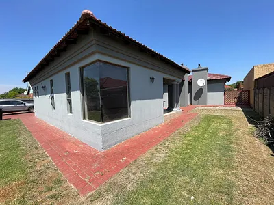 3 Bedroom House For Sale in Vanderbijlpark - 0SRV.webp