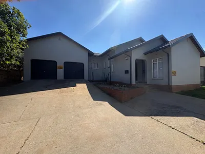 4 Bedroom House For Sale in Rustenburg - img