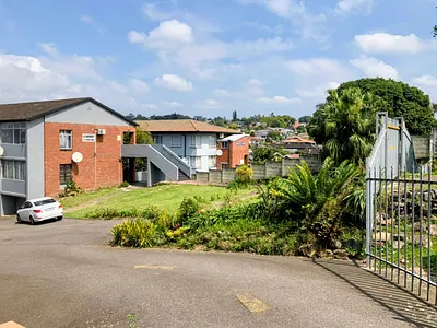 2.5 Bedroom Townhouse For Sale in Queensburgh - img