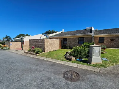 3 Bedroom Townhouse To Rent in East London - FBYk.webp