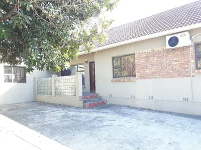 3 Bedroom House To Rent in East London - jjU2.webp