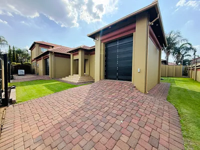 7 Bedroom House For Sale in Middelburg - img
