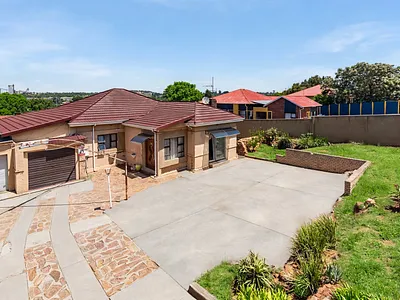 4 Bedroom House For Sale in Roodepoort - img