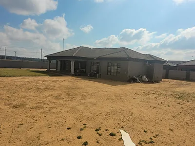 4 Bedroom House For Sale in Middelburg - img