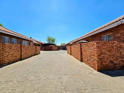 3 Bedroom Townhouse For Sale in Witbank - 6loc.webp