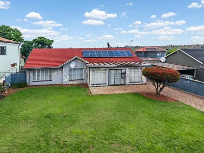 3 Bedroom House For Sale in Roodepoort - 1EE8.webp