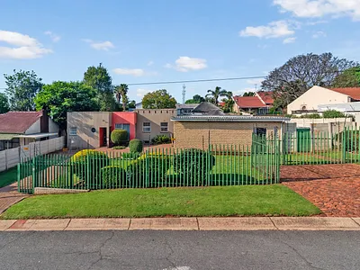 4 Bedroom House For Sale in Roodepoort - DRe3.webp