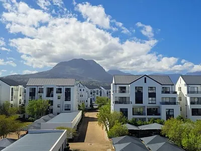 1 Bedroom Apartment To Rent in Somerset West - rAY5.webp
