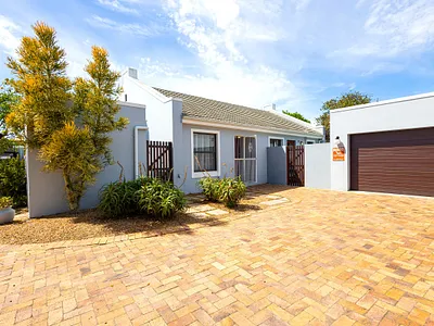 2 Bedroom Townhouse For Sale in Bellville - 7q89.webp
