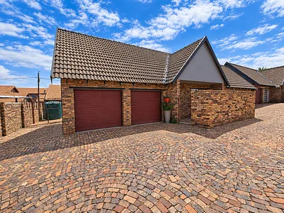 3 Bedroom Townhouse For Sale in Middelburg - img