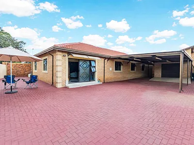 4 Bedroom House For Sale in Roodepoort - YYRj.webp