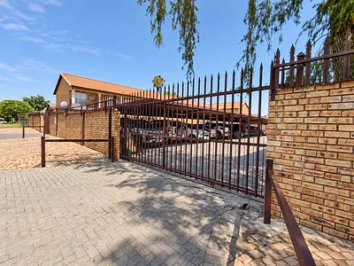 2 Bedroom Apartment For Sale in Rustenburg - 0RpB.webp