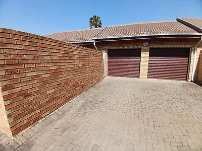 3 Bedroom Townhouse To Rent in Newcastle - VS5l.webp