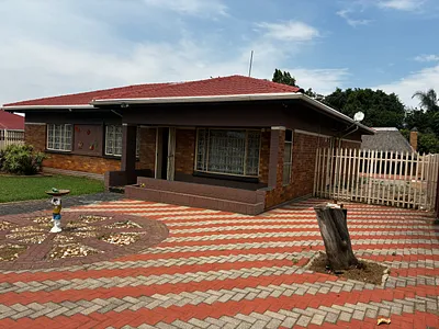 3 Bedroom House For Sale in Germiston - 8hTi.webp