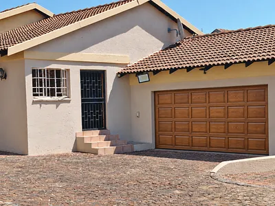 3 Bedroom Townhouse For Sale in Rustenburg - 0q26.webp