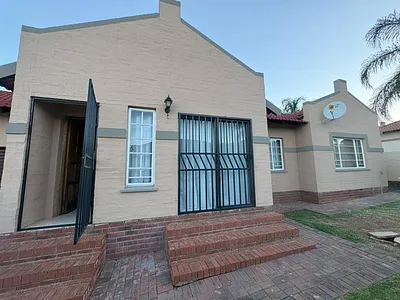 3 Bedroom Townhouse For Sale in Rustenburg - oyMA.webp