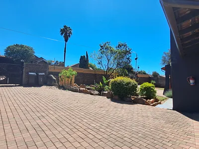 2 Bedroom Apartment To Rent in Krugersdorp - img