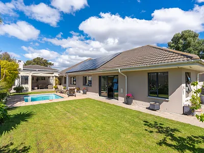 4 Bedroom House For Sale in Cape Town - uJhS.webp