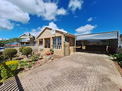 4 Bedroom House For Sale in Jeffreys Bay - DvOj.webp