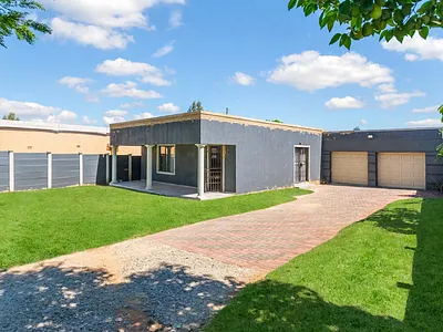 4 Bedroom House For Sale in Roodepoort - WPZc.webp