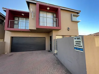 4 Bedroom Townhouse For Sale in Vanderbijlpark - img