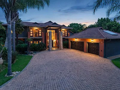 4 Bedroom House For Sale in Roodepoort - XVuw.webp