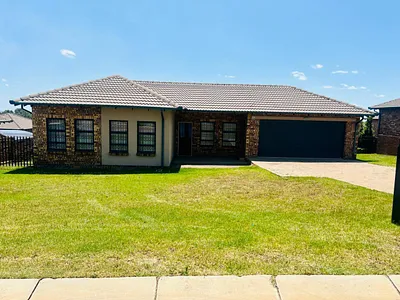 3 Bedroom Townhouse To Rent in Witbank - ddZ2.webp
