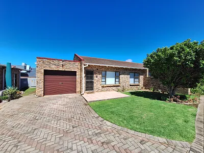 2 Bedroom Townhouse For Sale in Jeffreys Bay - Ja0O.webp