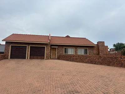 3 Bedroom House For Sale in Witbank - x8FG.webp