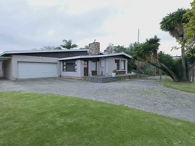 4 Bedroom House For Sale in Port Elizabeth - 9oyB.webp
