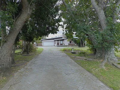 4 Bedroom House For Sale in Port Elizabeth - v1gF.webp