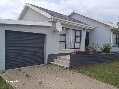3 Bedroom House For Sale in East London - dzs7.webp