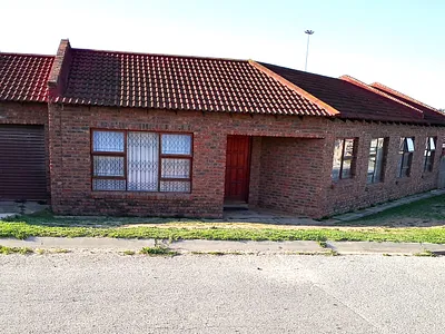 4 Bedroom House For Sale in Port Elizabeth - zM9D.webp