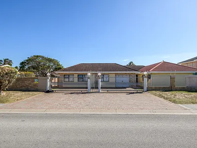 15 Bedroom House For Sale in Port Elizabeth - BSXk.webp