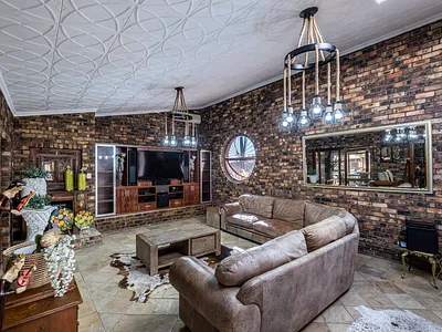 3 Bedroom House For Sale in Uitenhage - Q7OQ.webp