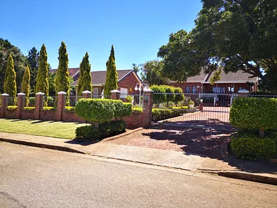 3 Bedroom House For Sale in Uitenhage - ThUV.webp